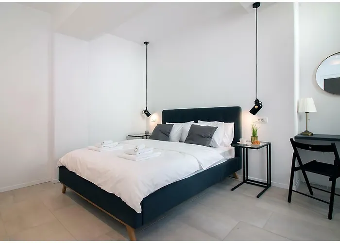 Stylish - Centre Apartment Theatre View
