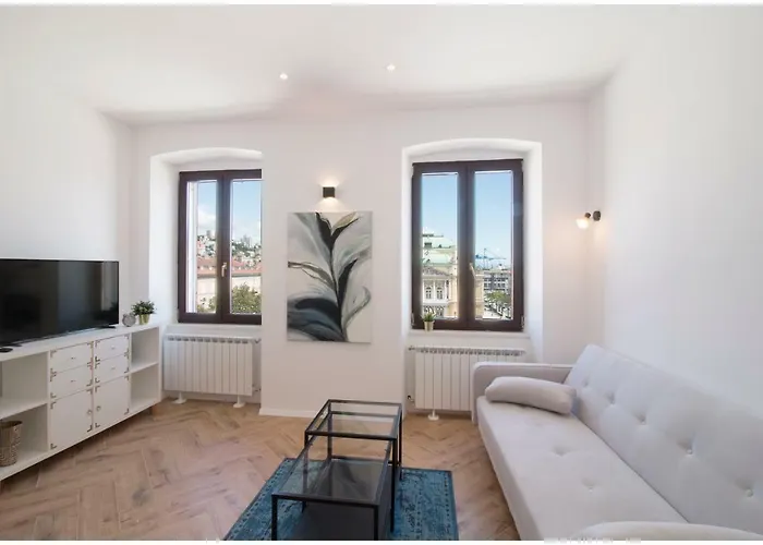 Stylish - Centre Apartment Theatre View