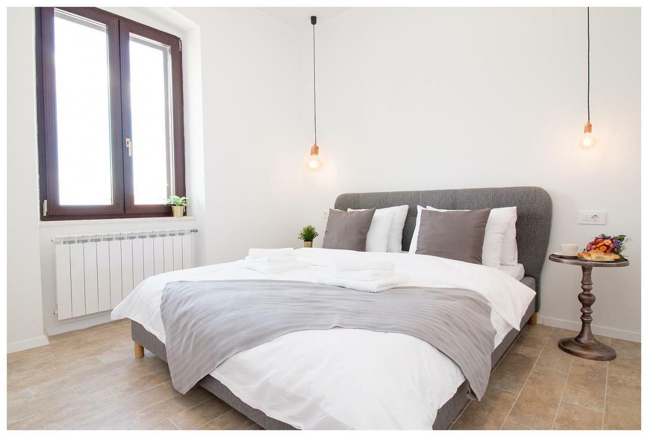 Stylish - Centre Theatre View Apartment