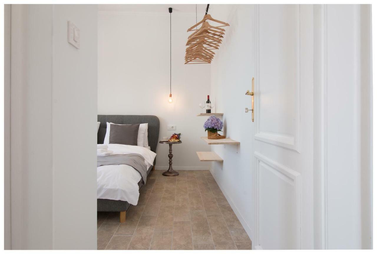 Stylish - Centre Theatre View Apartment