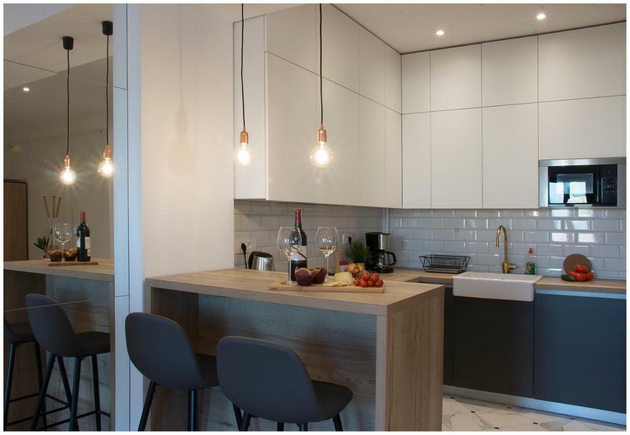 Stylish - Centre Theatre View Apartment