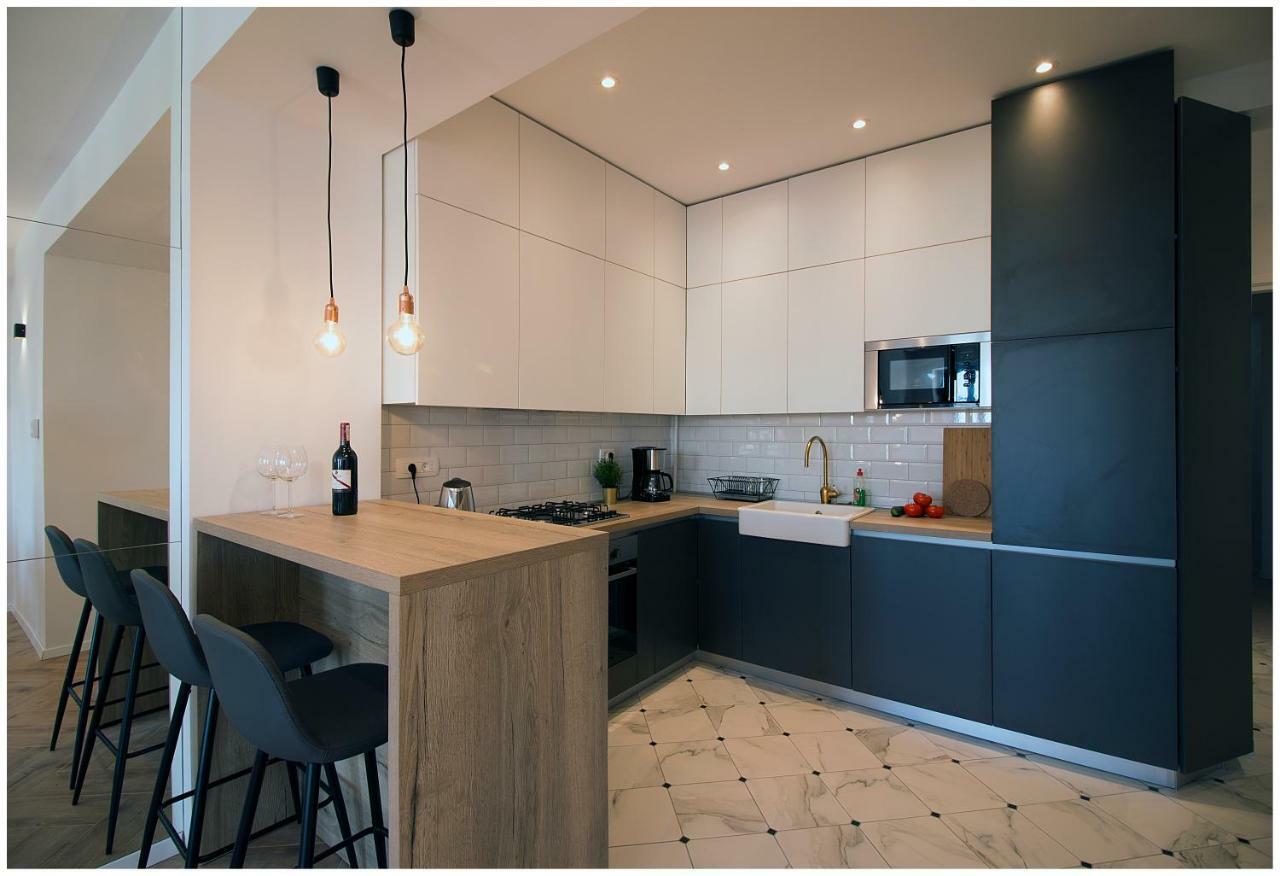 Stylish - Centre Theatre View Apartment
