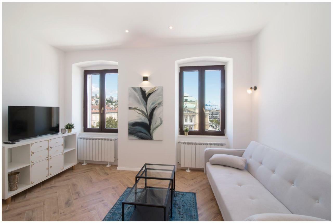 Stylish - Centre Theatre View Apartment *